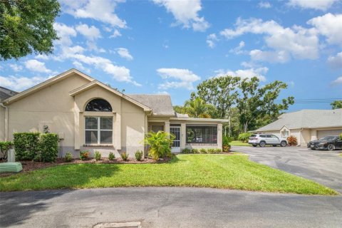 Duplex in Ruskin, Florida 2 bedrooms, 121.14 sq.m. № 1885961 - photo 1