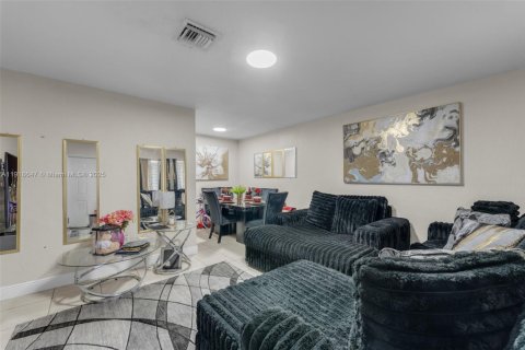 Купить виллу или дом в Майами-Гарденс, Флорида 2 спальни, 66.89м2, № 1973848 - фото 5
