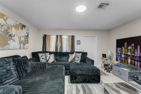 Купить виллу или дом в Майами-Гарденс, Флорида 2 спальни, 66.89м2, № 1973848 - фото 4