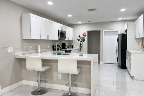 Propiedad comercial en venta en Hollywood, Florida, 353.68 m2 № 1935056 - foto 5