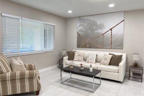 Propiedad comercial en venta en Hollywood, Florida, 353.68 m2 № 1935056 - foto 3