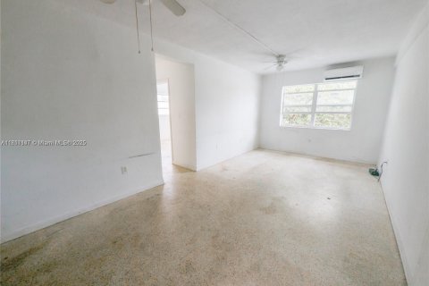 Снять в аренду квартиру в Майами, Флорида 2 спальни, 74.32м2, № 1772354 - фото 1