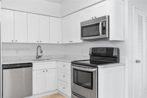 Condominio en venta en Miami Beach, Florida, 2 dormitorios, 95.69 m2 № 1951930 - foto 14