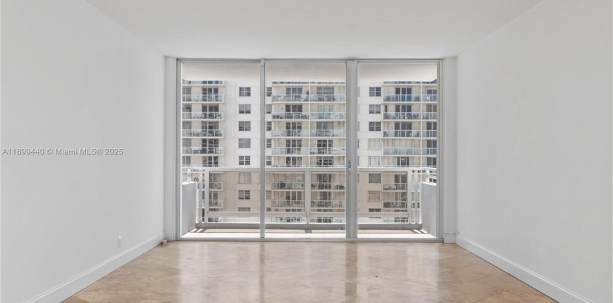 Condominio en Miami Beach, Florida, 2 dormitorios  № 1951930