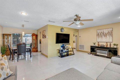 Villa ou maison à vendre à Margate, Floride: 2 chambres, 116.78 m2 № 1861764 - photo 2