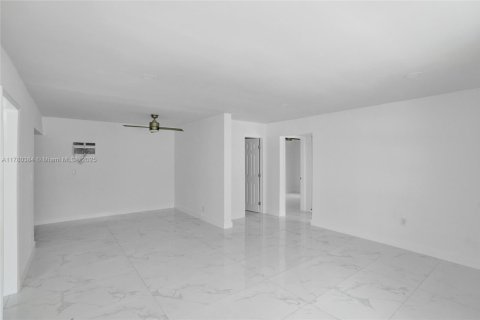 Casa en venta en North Miami, Florida, 3 dormitorios, 105.91 m2 № 1874679 - foto 6