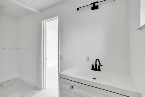 Casa en venta en North Miami, Florida, 3 dormitorios, 105.91 m2 № 1874679 - foto 27