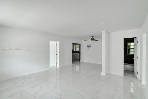 Casa en venta en North Miami, Florida, 3 dormitorios, 105.91 m2 № 1874679 - foto 5