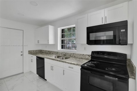 Casa en venta en North Miami, Florida, 3 dormitorios, 105.91 m2 № 1874679 - foto 1