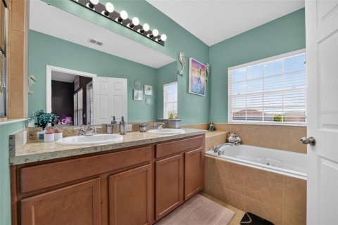 Townhouse in Winter Garden, Florida 2 bedrooms, 148.09 sq.m. № 2134406 - photo 3