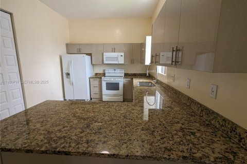 Villa ou maison à louer à Miami, Floride: 3 chambres, 311.41 m2 № 1989507 - photo 14