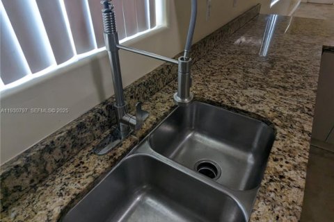 Villa ou maison à louer à Miami, Floride: 3 chambres, 311.41 m2 № 1989507 - photo 7