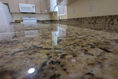 Villa ou maison à louer à Miami, Floride: 3 chambres, 311.41 m2 № 1989507 - photo 4