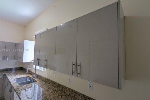 Villa ou maison à louer à Miami, Floride: 3 chambres, 311.41 m2 № 1989507 - photo 13