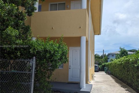 Villa ou maison à louer à Miami, Floride: 3 chambres, 311.41 m2 № 1989507 - photo 2