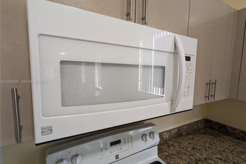 Villa ou maison à louer à Miami, Floride: 3 chambres, 311.41 m2 № 1989507 - photo 11