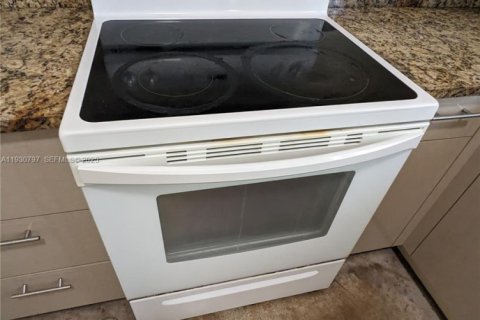 Villa ou maison à louer à Miami, Floride: 3 chambres, 311.41 m2 № 1989507 - photo 10