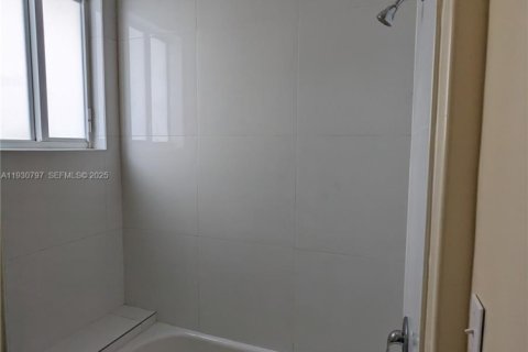 Villa ou maison à louer à Miami, Floride: 3 chambres, 311.41 m2 № 1989507 - photo 19