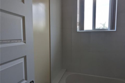 Villa ou maison à louer à Miami, Floride: 3 chambres, 311.41 m2 № 1989507 - photo 23