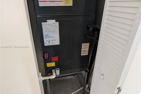 Villa ou maison à louer à Miami, Floride: 3 chambres, 311.41 m2 № 1989507 - photo 12