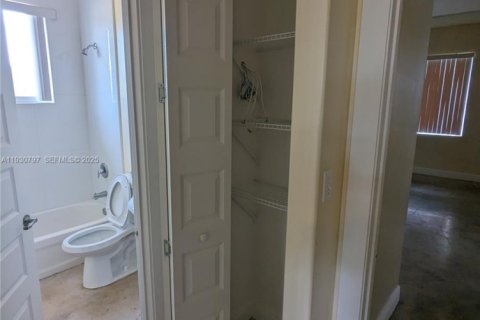 Villa ou maison à louer à Miami, Floride: 3 chambres, 311.41 m2 № 1989507 - photo 16