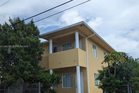 Villa ou maison à louer à Miami, Floride: 3 chambres, 311.41 m2 № 1989507 - photo 1