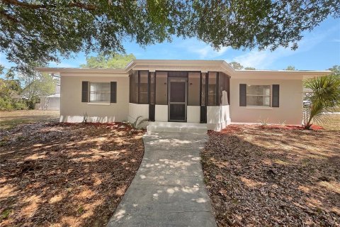 House in Clermont, Florida 2 bedrooms, 121.42 sq.m. № 1649029 - photo 1