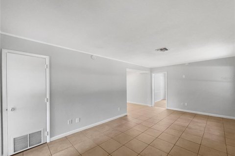 House in Clermont, Florida 2 bedrooms, 121.42 sq.m. № 1649029 - photo 3
