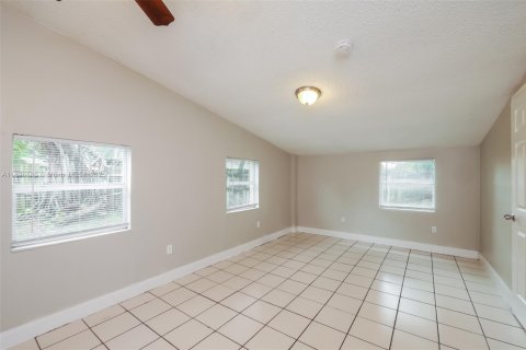 Casa en alquiler en Hollywood, Florida, 3 dormitorios, 122.72 m2 № 1947845 - foto 2