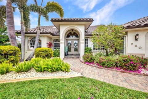 House in Punta Gorda, Florida 4 bedrooms, 275.18 sq.m. № 1786132 - photo 2