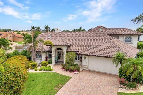 House in Punta Gorda, Florida 4 bedrooms, 275.18 sq.m. № 1786132 - photo 1