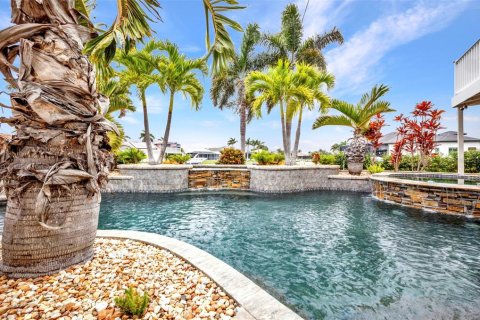 House in Punta Gorda, Florida 4 bedrooms, 275.18 sq.m. № 1786132 - photo 3
