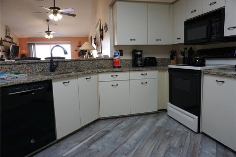 Condo in Saint Petersburg, Florida, 2 bedrooms  № 2400322 - photo 8
