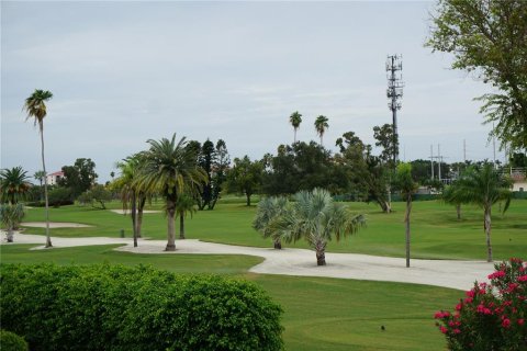 Condo in Saint Petersburg, Florida, 2 bedrooms  № 2400322 - photo 25