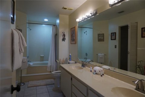 Condo in Saint Petersburg, Florida, 2 bedrooms  № 2400322 - photo 14