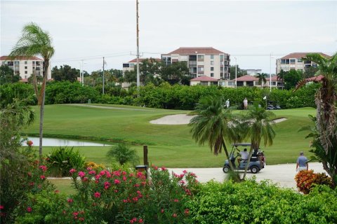 Condo in Saint Petersburg, Florida, 2 bedrooms  № 2400322 - photo 26