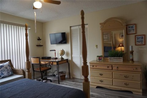 Condo in Saint Petersburg, Florida, 2 bedrooms  № 2400322 - photo 21