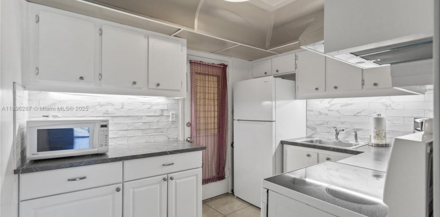 Condominio en Miami, Florida, 1 dormitorio № 2015305