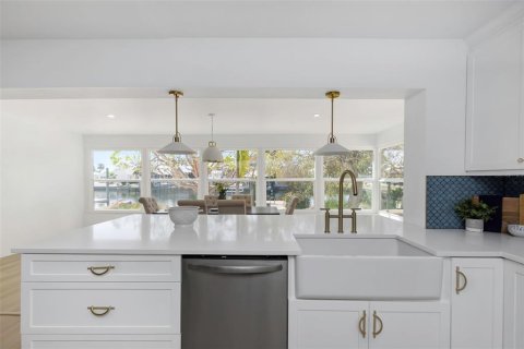 House in Apollo Beach, Florida 4 bedrooms, 203.55 sq.m. № 1719048 - photo 6