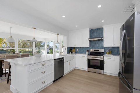 House in Apollo Beach, Florida 4 bedrooms, 203.55 sq.m. № 1719048 - photo 5