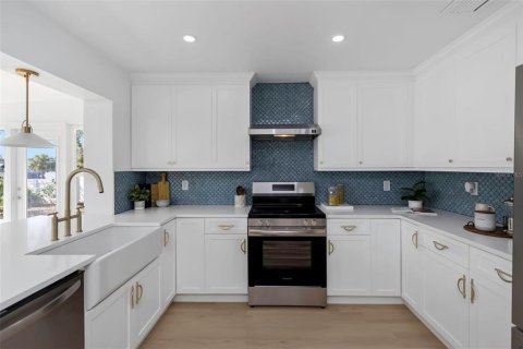 House in Apollo Beach, Florida 4 bedrooms, 203.55 sq.m. № 1719048 - photo 4