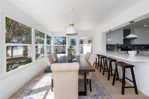 House in Apollo Beach, Florida 4 bedrooms, 203.55 sq.m. № 1719048 - photo 9