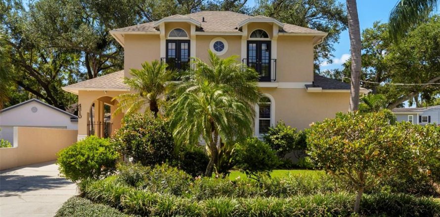 House in Tampa, Florida 3 bedrooms, 231.51 sq.m. № 1894703
