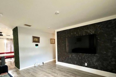 House in Tampa, Florida 3 bedrooms, 107.02 sq.m. № 2134332 - photo 5