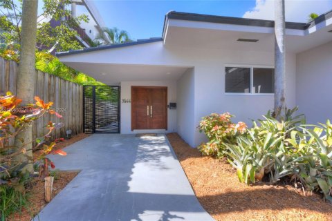 House in Miami, Florida 6 bedrooms, 313.08 sq.m. № 1458210 - photo 4