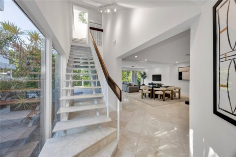 House in Miami, Florida 6 bedrooms, 313.08 sq.m. № 1458210 - photo 7