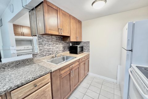 Condominio en venta en Hollywood, Florida, 2 dormitorios, 60.39 m2 № 1840743 - foto 2