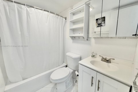 Condominio en venta en Hollywood, Florida, 2 dormitorios, 60.39 m2 № 1840743 - foto 10