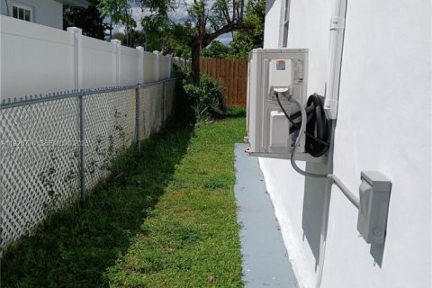 House in Hollywood, Florida 4 bedrooms, 121.52 sq.m. № 1986645 - photo 4