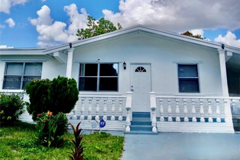 House in Hollywood, Florida 4 bedrooms, 121.52 sq.m. № 1986645 - photo 2